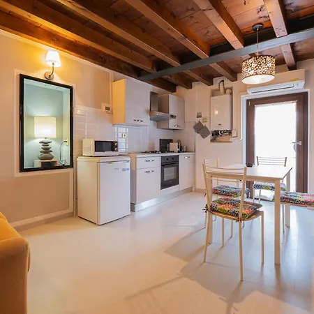 Juliet's Paradise Balcongraffiti In *