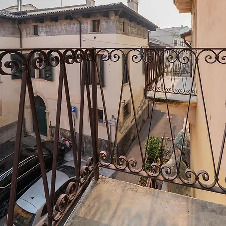 Juliet's Paradise Balcongraffiti In Werona