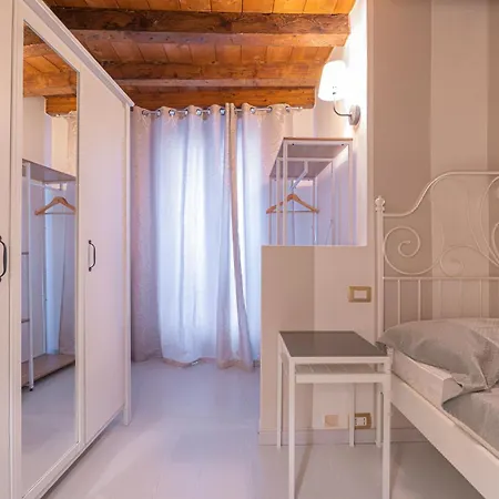 Juliet's Paradise Balcongraffiti In *