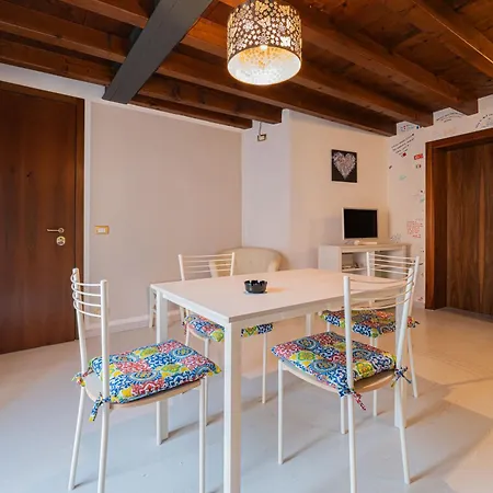 Juliet's Paradise Balcongraffiti In Apartament *