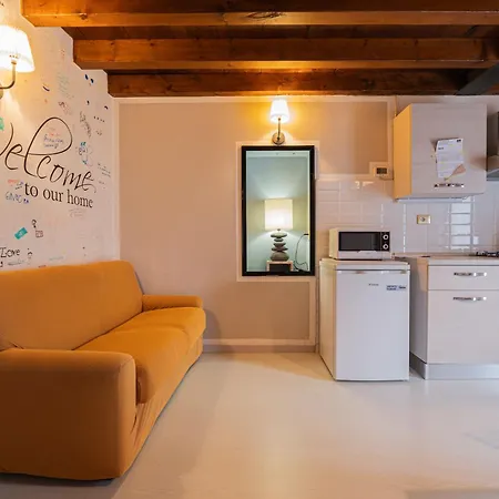 Juliet's Paradise Balcongraffiti In Apartament *